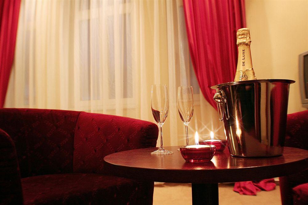 Hotel Adria Karlovy Vary Bagian luar foto