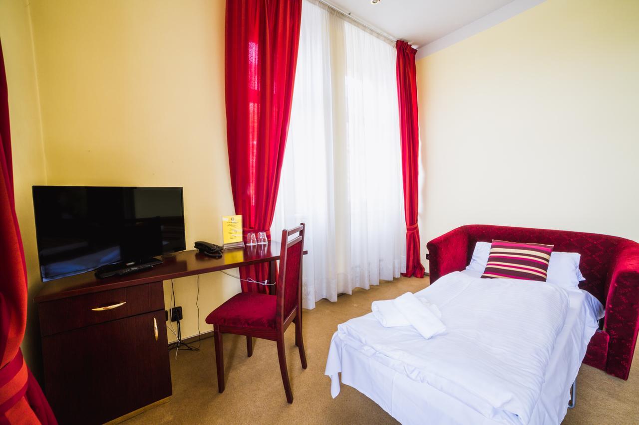 Hotel Adria Karlovy Vary Bagian luar foto
